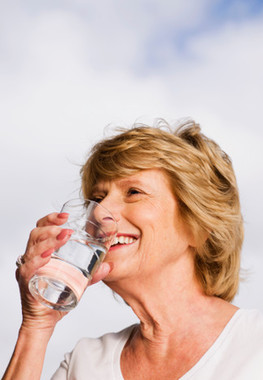 老年人夏季主动喝水有保健功效