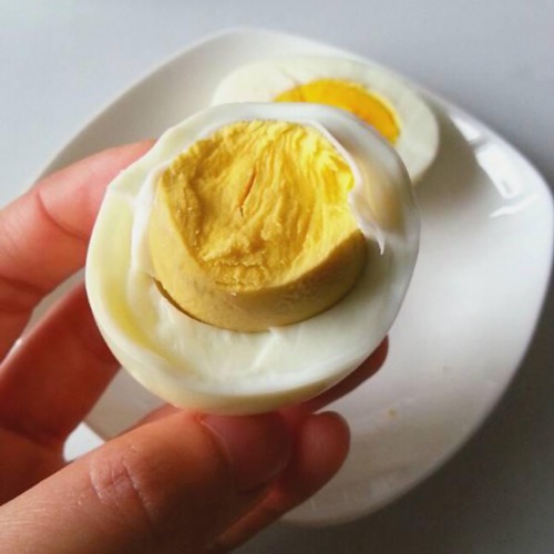 水煮鸡蛋是最有营养吃法教你一招让蛋黄软嫩不噎人
